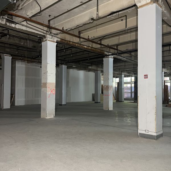 Empty retail space with only pilars