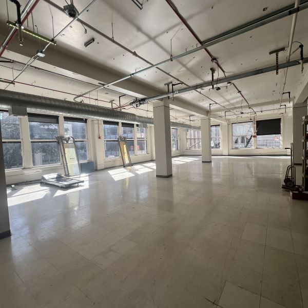 Empty floor with pilars and gym equipment